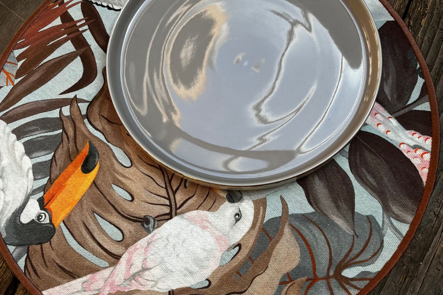 SELENE - Sottopiatto rotondo in puro cotone unito o stampato, rifinito con ricamo-2 pezzi