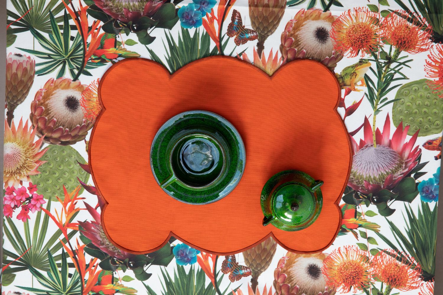 NIKE - shaped placemat with matching scalloped embroidered edge, in canvas cotton plain or printed (2 pieces)