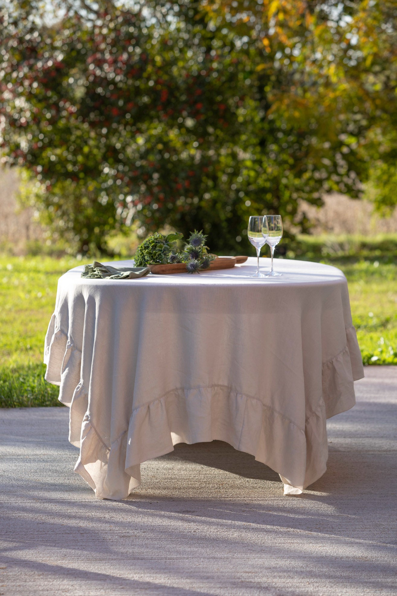 DEMETRA/FORTUNA - Tablecloth in pure washed linen finished with a large ruffle