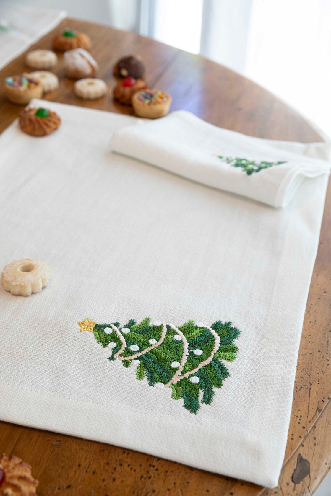 UNI NATALE – Tovagliolo ricamato in puro lino lavato con cordonetto (Set da sei pezzi)