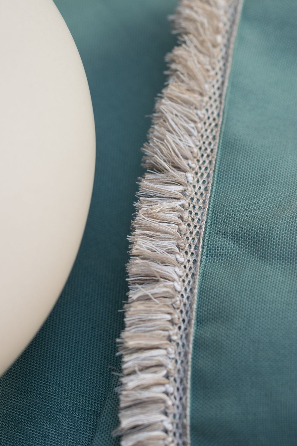 AURORA - Tovaglia in puro cotone rifinita con una passamaneria a frange