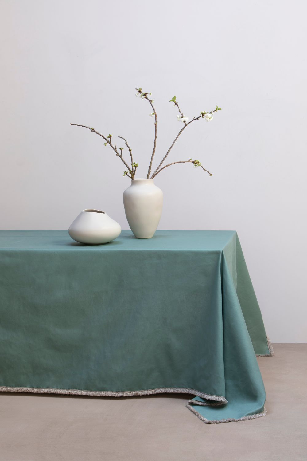 AURORA - Tovaglia in puro cotone rifinita con una passamaneria a frange