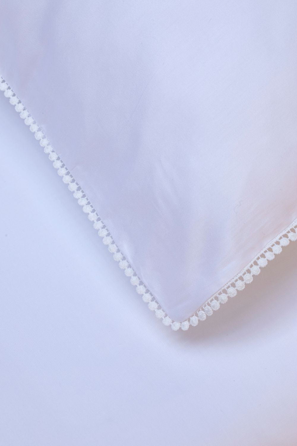 EVAN - Copripiumino in raso di puro cotone rifinito con passamaneria pompon