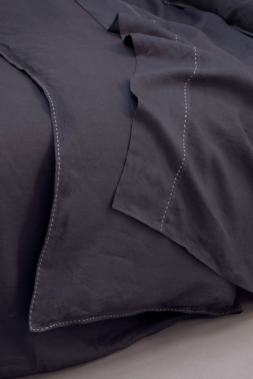 KALI - Copripiumino in puro lino lavato ricamato a mano