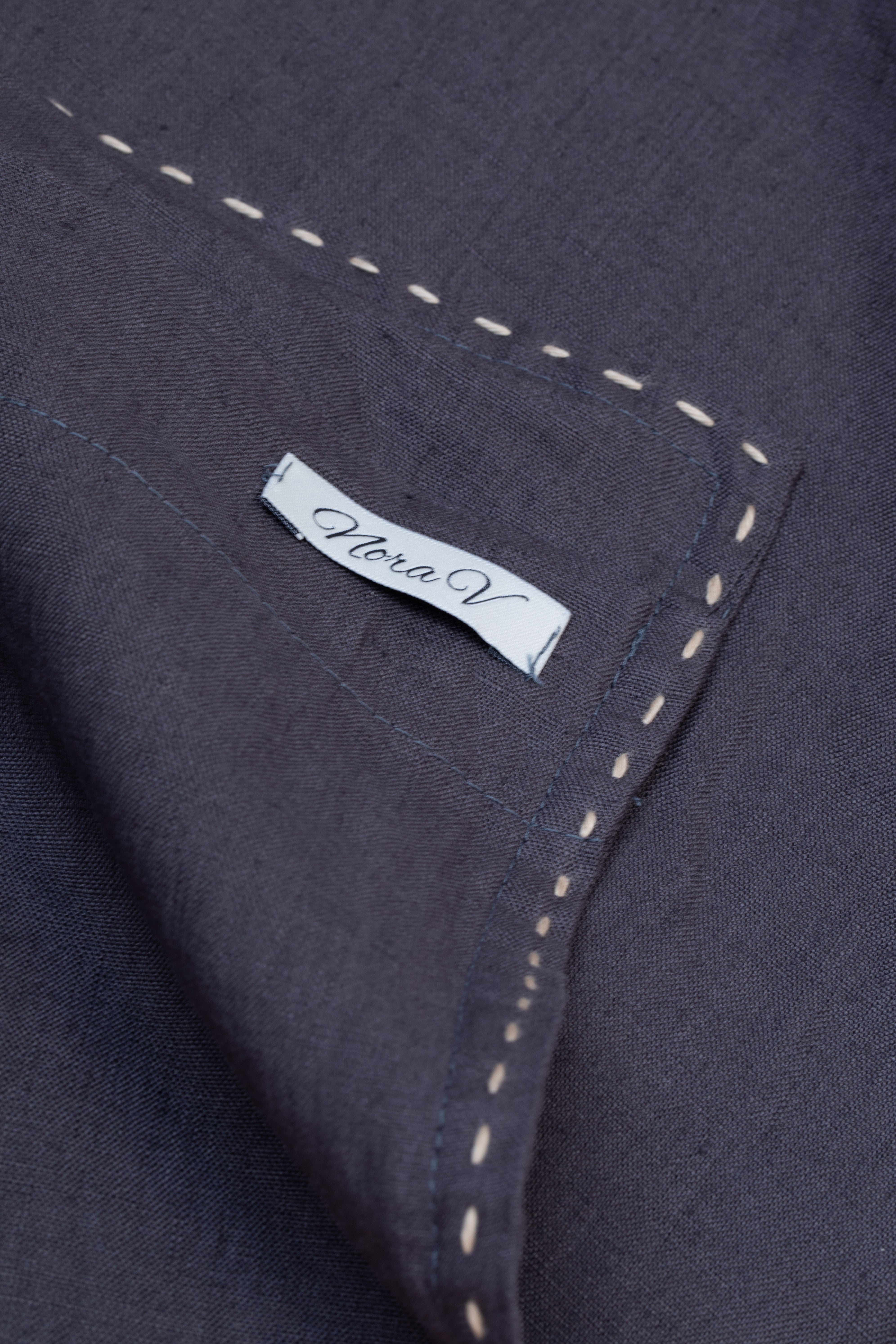 IRIDE: Pure washed-linen pillowcase, hand embroidered with a contrasting color (2 pieces)