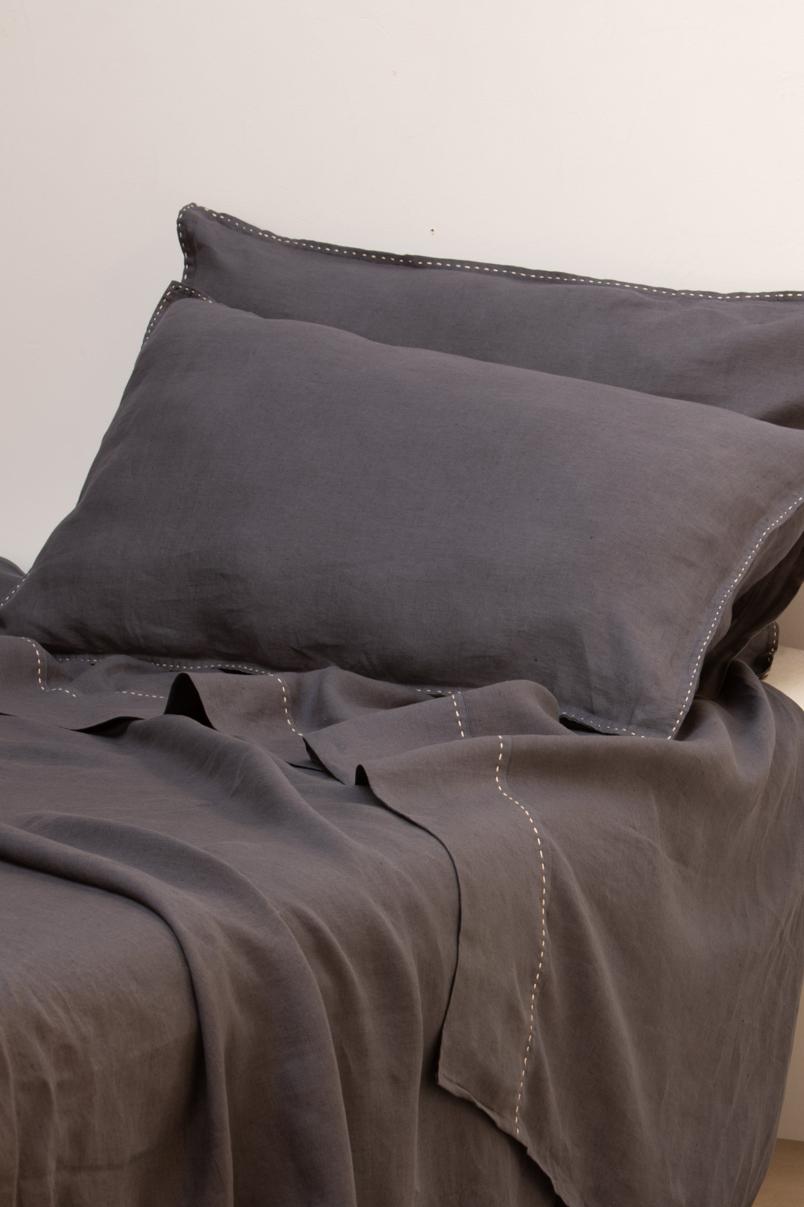 VENERE - Lenzuolo in puro lino lavato ricamato a mano