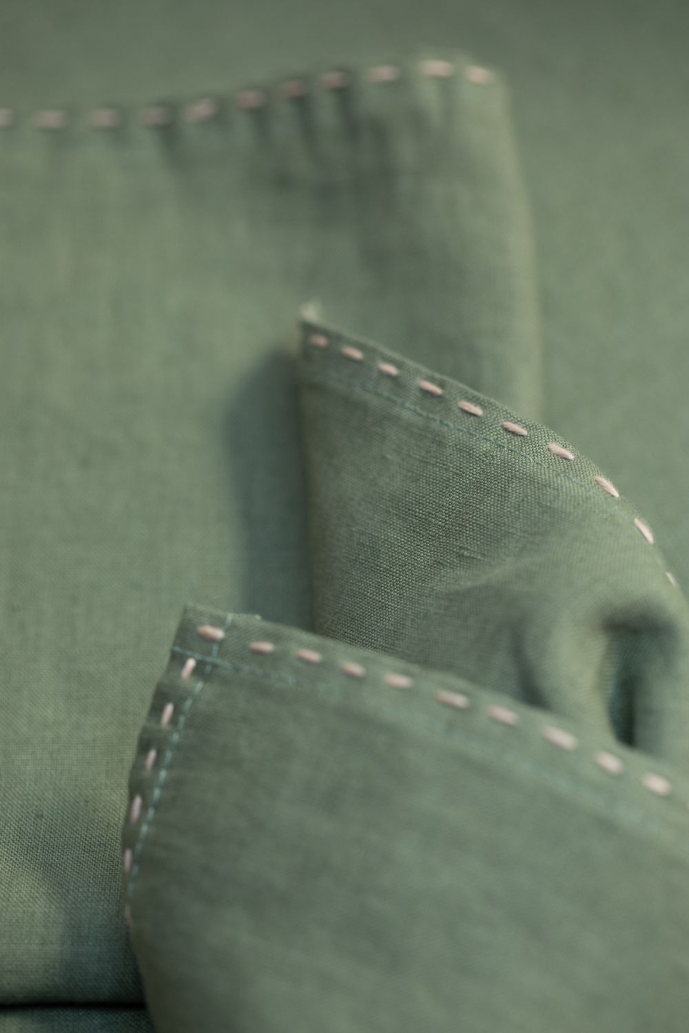 EOS- runner, hand embroidered, in pure washed linen