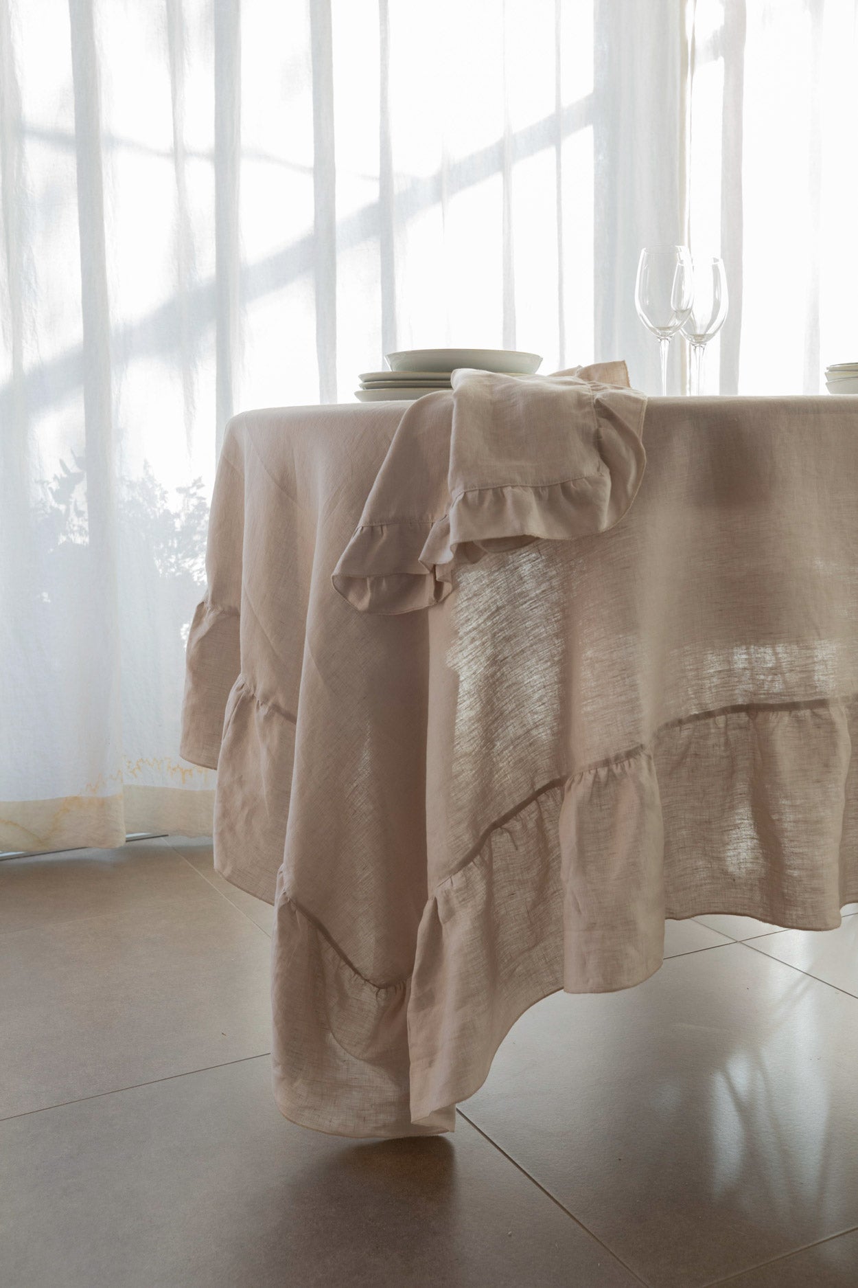 DEMETRA/FORTUNA - Tovaglia in puro lino lavato rifinita con una grande rouche