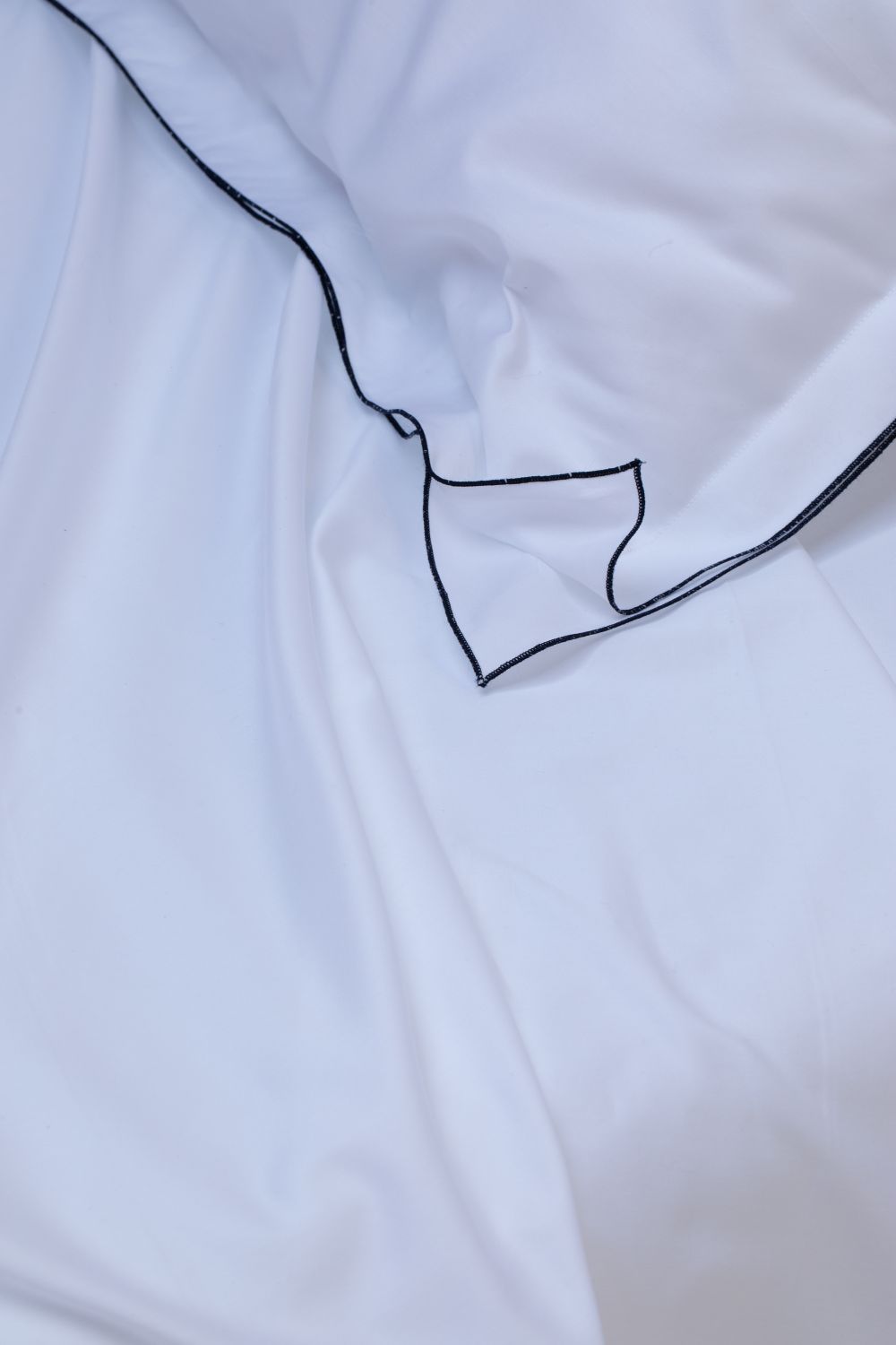 LUCINA - Lenzuolo sopra in raso di puro cotone rifinito con cordonetto-filo colorato