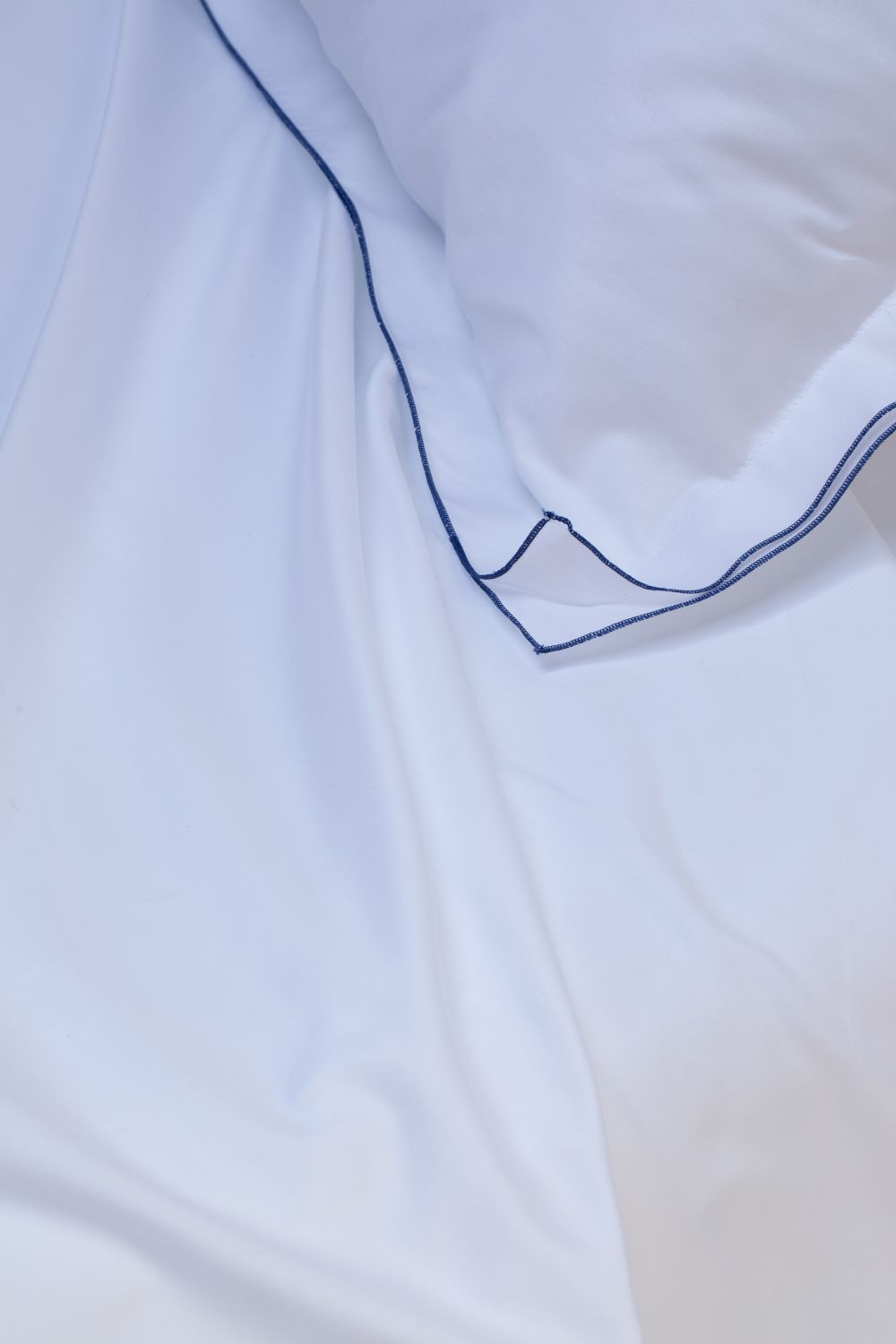 LUCINA - Lenzuolo sopra in raso di puro cotone rifinito con cordonetto-filo colorato