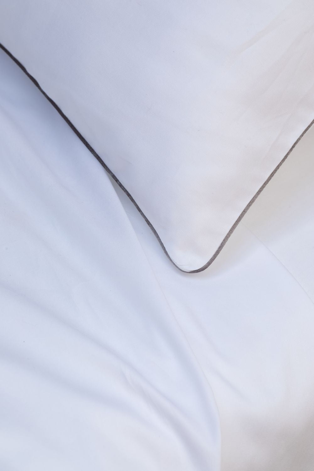 VITTORIA-Duvet cover in plain cotton with piping border 